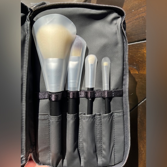 Dior Beauty Backstage Pouch and 4-pcs brush set - Picture 10 of 14